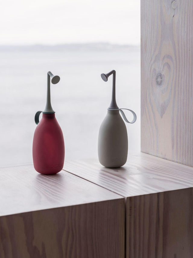 Po-Duschen in Royal Ruby & Gentle Grey – stilvolle & umweltfreundliche Intimduschen für den Alltag | Bidetlity