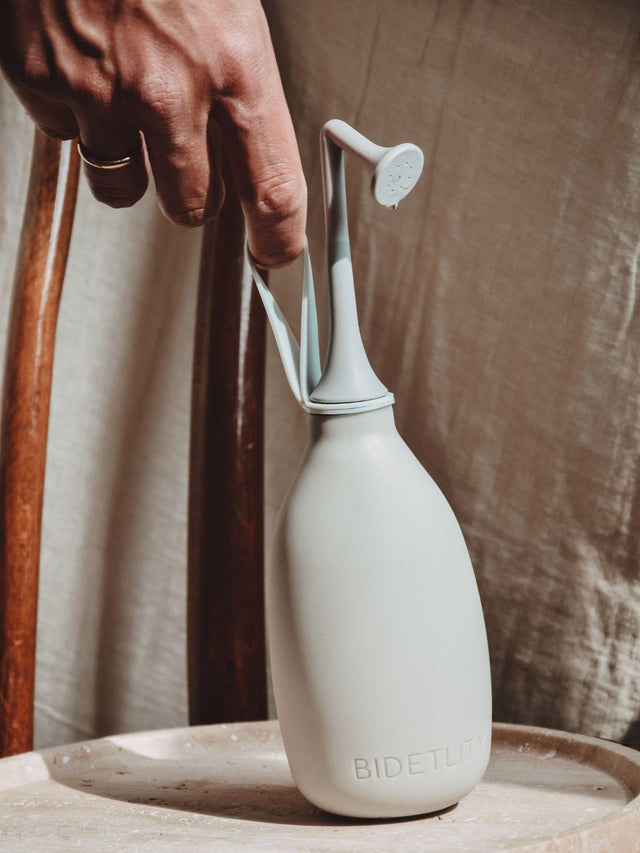 Po-Dusche in Gentle Grey – minimalistisches Design & nachhaltige Intimhygiene | Bidetlity