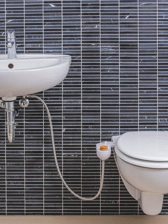 Komfortabler BIDETLITY Bidet-Aufsatz in minimalistischem Design für das moderne Badezimmer. Anschluss am Waschbecken oder Wassertank.