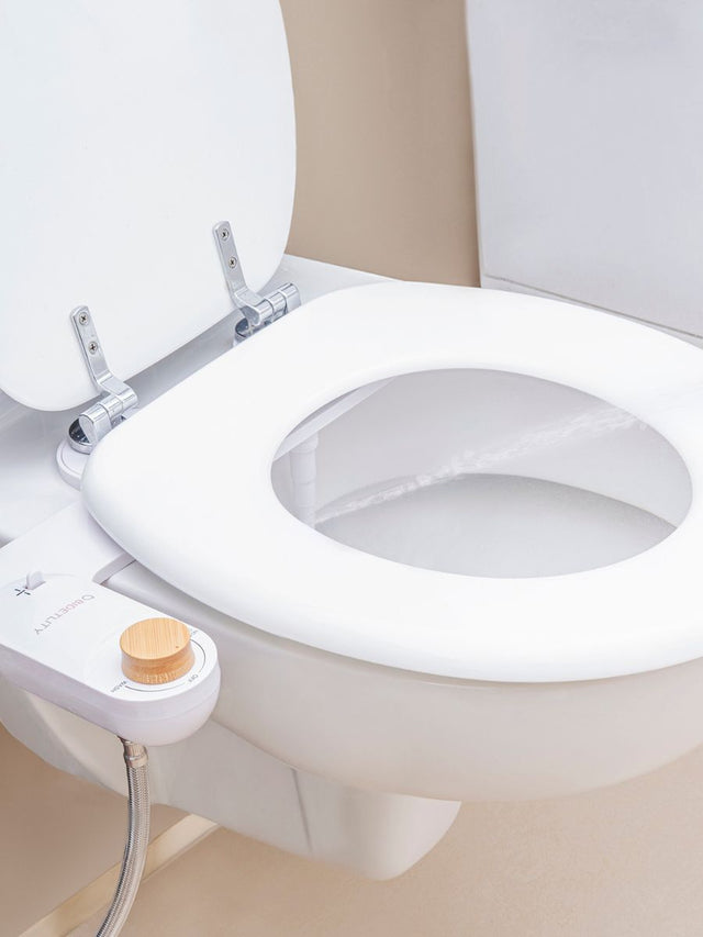 Modernes BIDETLITY Spa Dusch-WC Aufsatz in weißem Design, montiert auf einer Toilette, für hygienische und sanfte Reinigung