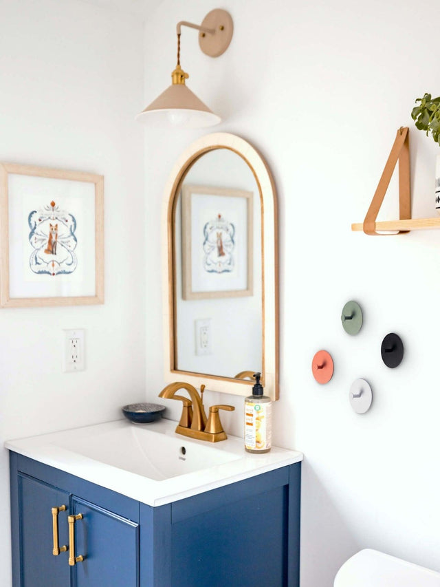 Selbstklebende Wandhaken in verschiedenen Farben – perfekt für eine stilvolle Badezimmerorganisation | Bidetlity