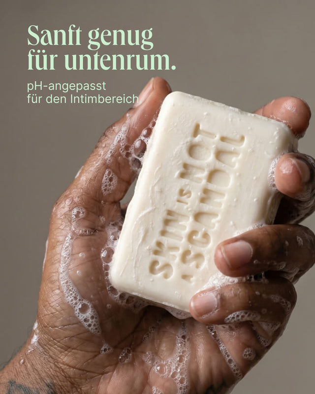 Folds & Chaos Waschstück in der Hand – pH-angepasst für den Intimbereich