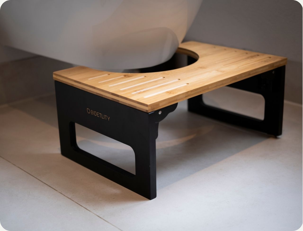 Mit dem Toilettenhocker verbesserst du deine Sitzhaltung – und damit dein Geschäft.