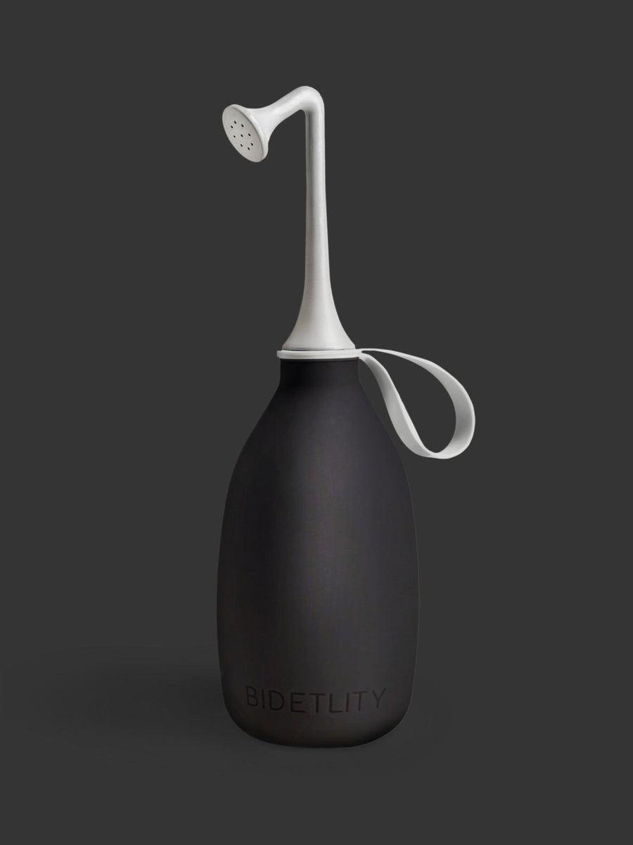 Po-Dusche in Bold Black – mobiles Bidet von Bidetlity