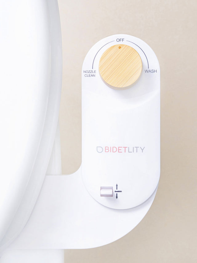 BIDETLITY Bidet-Aufsatz mit einstellbarem Wasserstrahl für eine persönlich angepasste Reinigungserfahrung. Das „Bedienfeld für das Dusch WC ist hochwertig.
