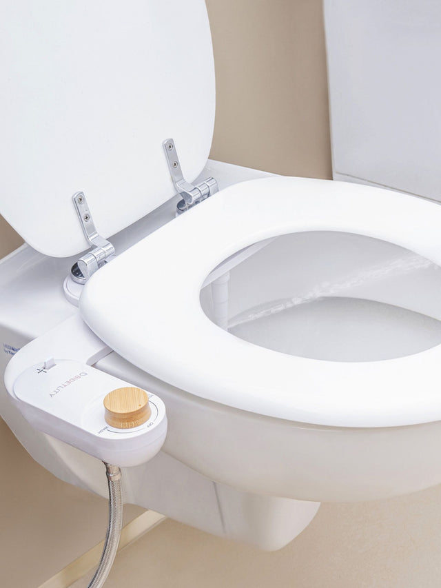 Modernes BIDETLITY Spa Dusch-WC Aufsatz in weißem Design, montiert auf einer Toilette, für hygienische und sanfte Reinigung