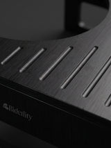 Kackhocker in All Black: Trittfläche mit Rillen und Bidetlity-Logo