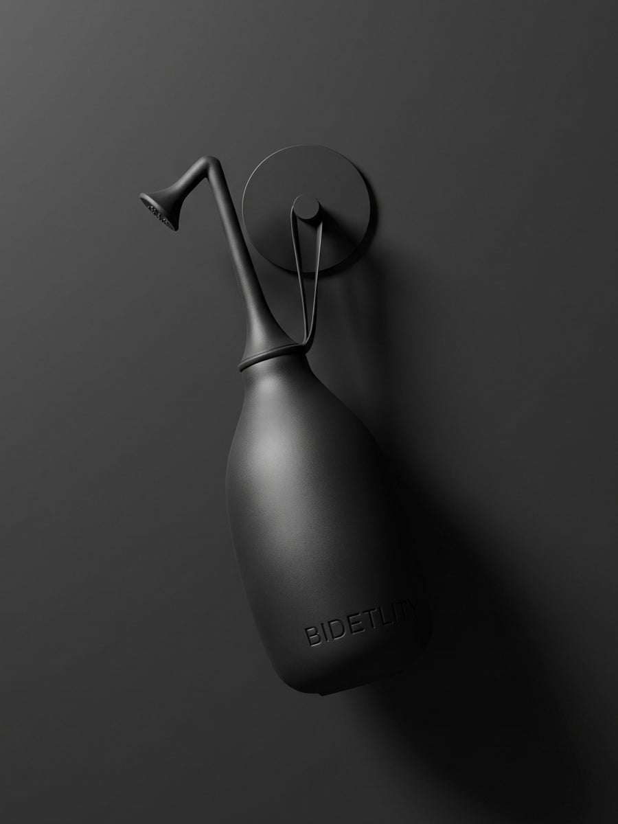 Bidetlity Po-Dusche in All Black am Wandhaken