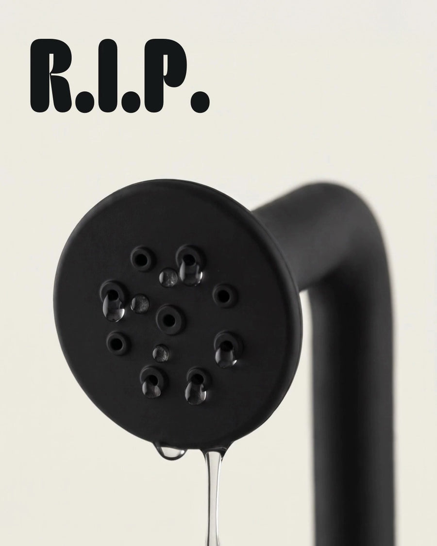 R.I.P. – Rest in Poop: Video zu Po-Dusche und Kackhocker in All Black